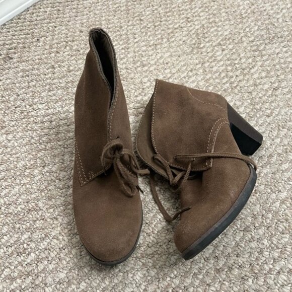 Clarks Women's Lace Up Ankle Boots Brown Size  9 booties leather upper - Picture 1 of 10